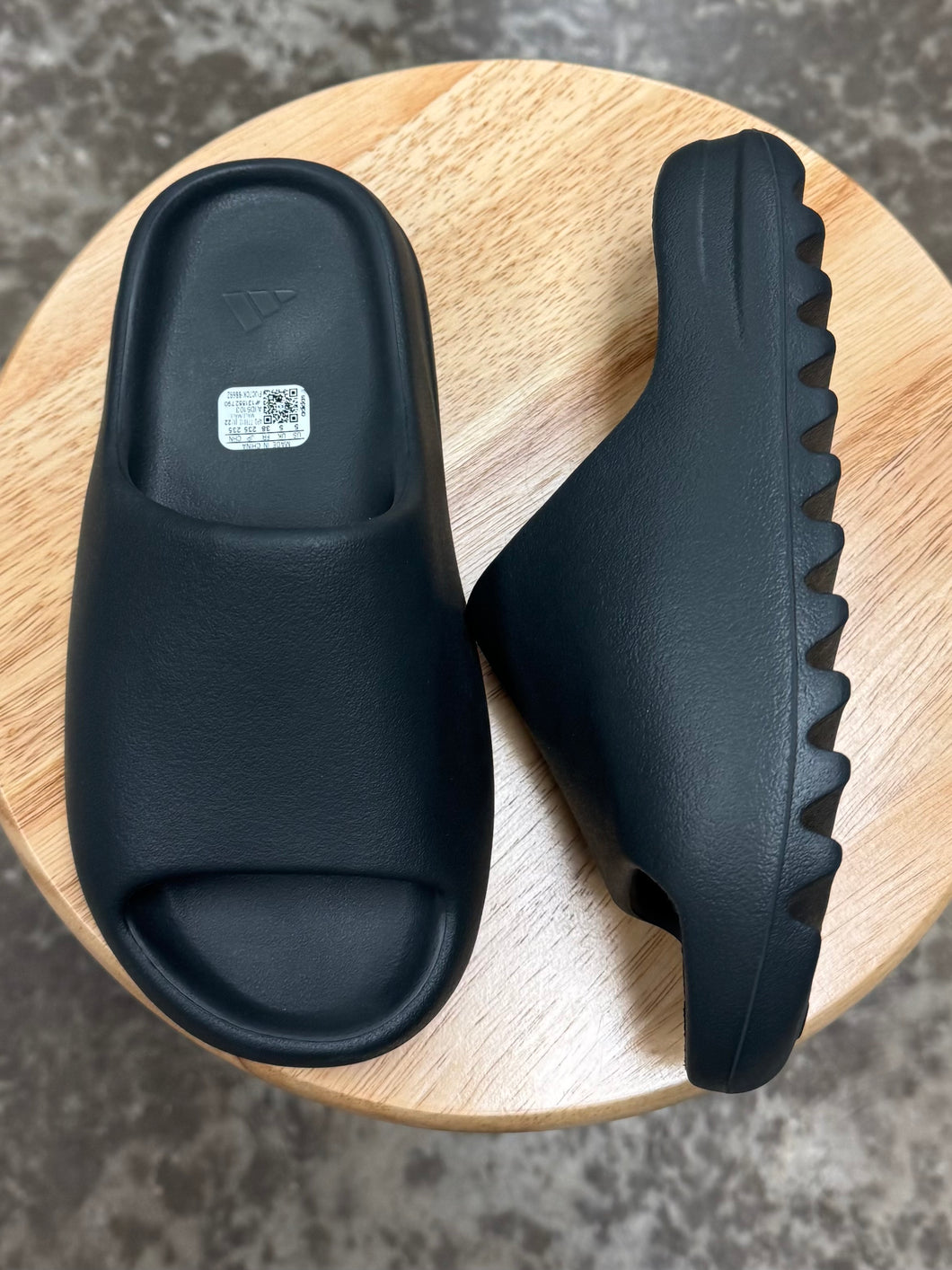 (DS) Yeezy Slide Dark Onyx (5M)