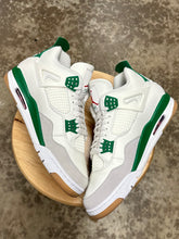 Load image into Gallery viewer, Jordan 4 SB Pine Green (11)
