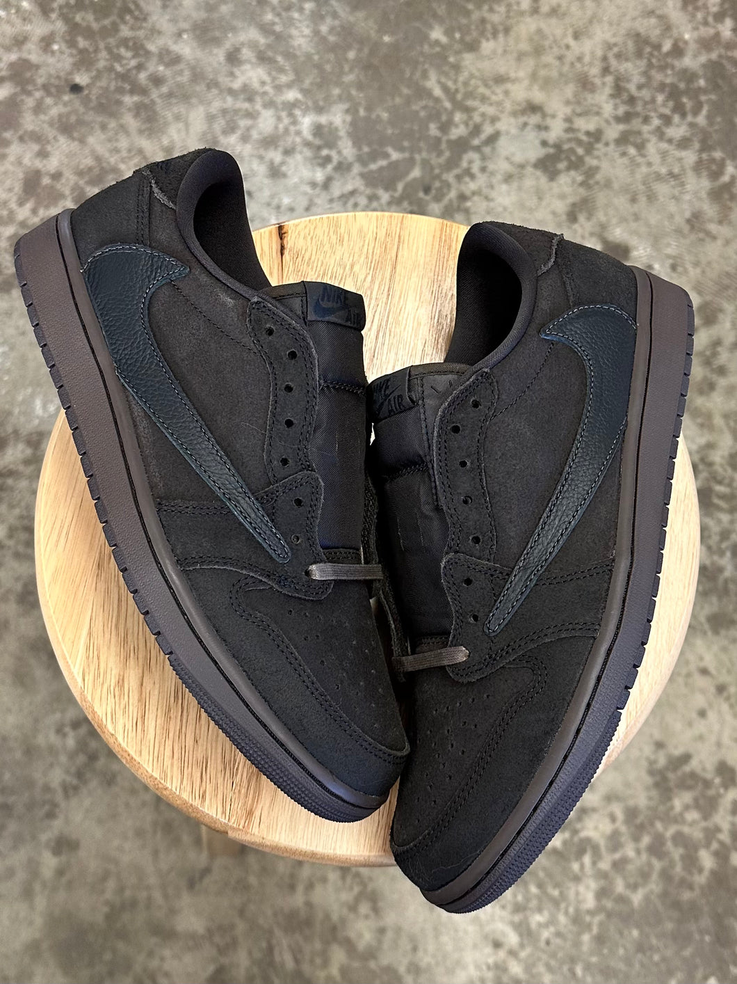 (DS) Travis Scott Jordan 1 Low Brown Velvet (10.5)